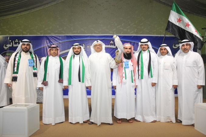احد المواطنين يعرض طيره للبيع ويتبرع بثمنه لدعم الثورة السورية وقد اشتراه النائب الحويلة﻿