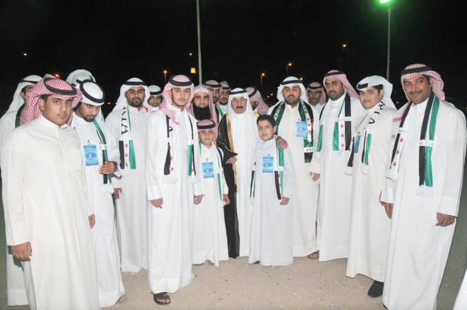 بن حثلين مع عدد من اعضاء اللجنة المنظمة﻿