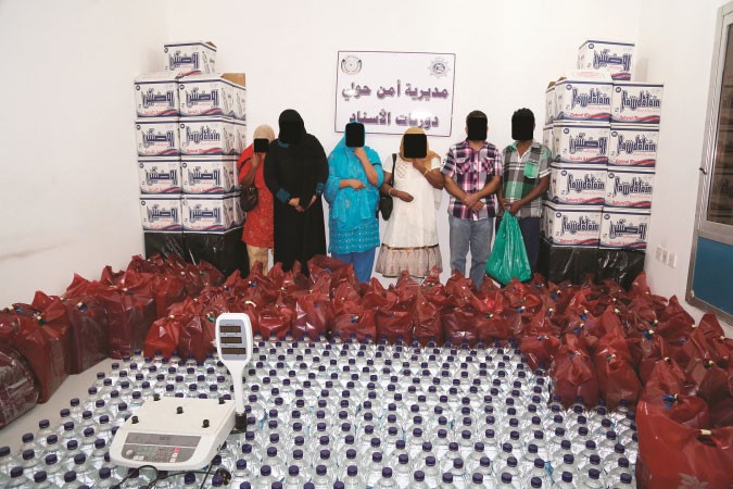 الموقفون وامامهم الخمور المضبوطة﻿