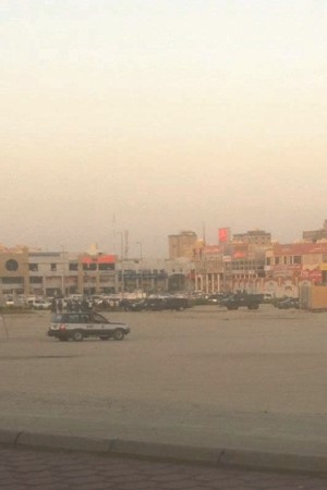 تواجد امني مكثف مقابل عماير الجهراء لمنع وصول البدون اليها﻿