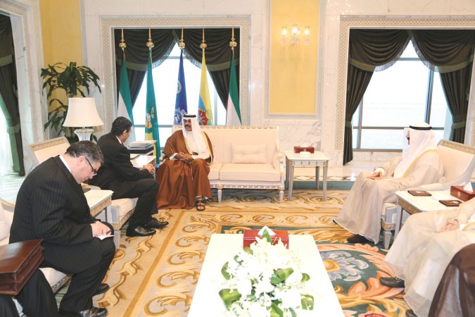 سمو نائب الامير مستقبلا وزير المالية الجزائري