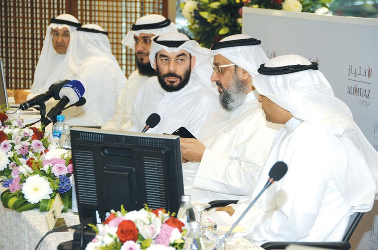 علي الزبيد يتشاور مع عبدالرحمن زمان والممثل القانوني للشركة قبل انسحابه من رئاسة الجمعية