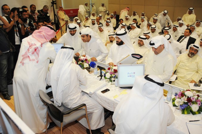 المساهمون يتابعون عملية فرز الاصوات اثناء الانتخابات