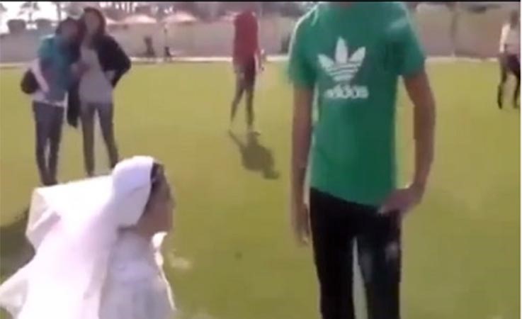 بالفيديو.. مصرية ارتدت الثوب الأبيض وركعت لحبيبها طالبة يده للزواج في ملعب رياضي.. شاهد ردة فعله العنيفة