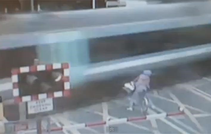 بالفيديو.. ثانية واحدة فصلتها عن الموت.. والشرطة البريطانية تلاحقها!