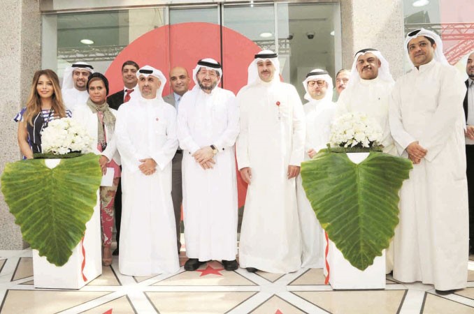فخرو وحيات مع مسؤولي الوطنية للاتصالات خلال افتتاح فرع الشركة بدسمان﻿