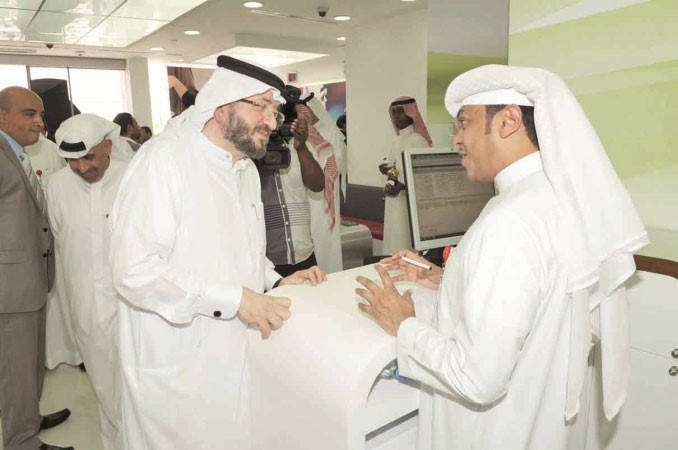 م عبدالعزيز فخرو يتحدث مع احد موظفي الفرع الجديد﻿