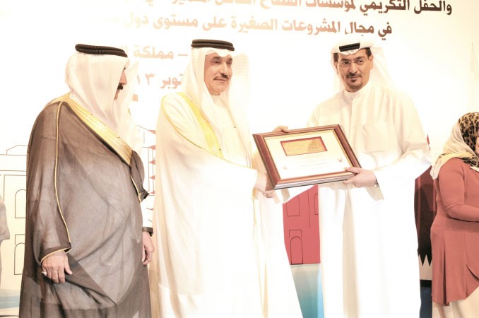 زياد العمر يتسلم الجائزة من وزير العمل البحريني﻿