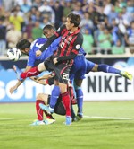 لاعب سيئول هان تاي يو يحاول ابعاد الكرة اپ
