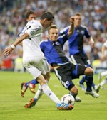 لاعب ريال مدريد انخل دي ماريا يمرر الكرة بطريقة استعراضية 
