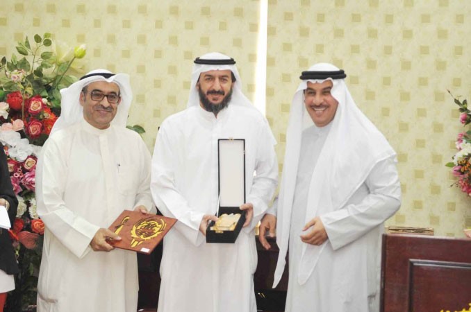 عادل الراشد وصباح العنتري يكرمان احد المعلمين	 سعود سالم﻿