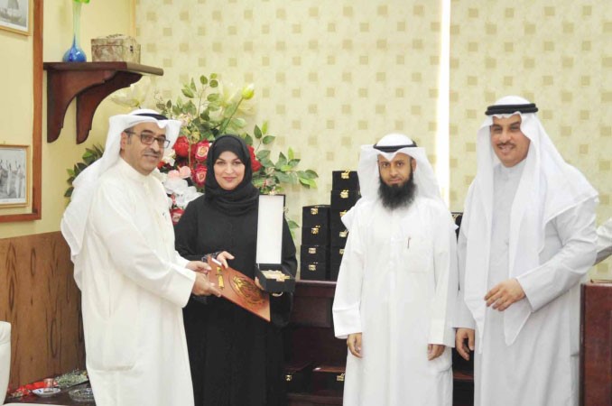 تكريم احدى المعلمات في الحفل﻿