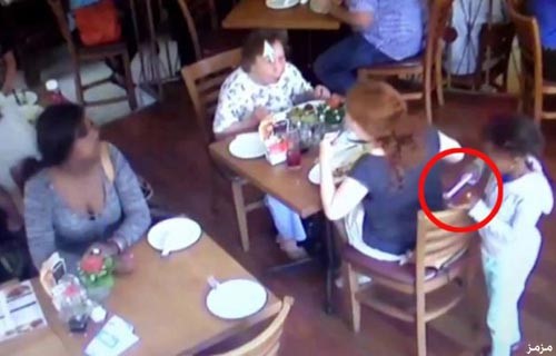 بالفيديو.. طفلة أفريقية تسرق نقالاً أمام والدتها