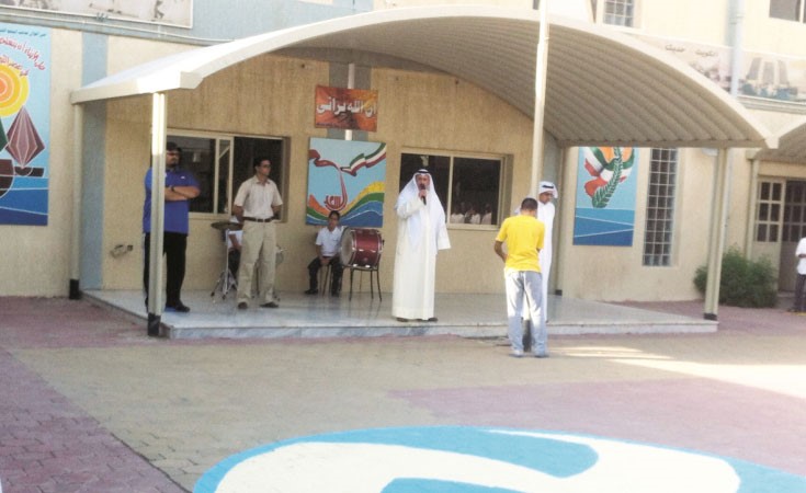 مدير المدرسة ملقيا توجيهاته الابوية