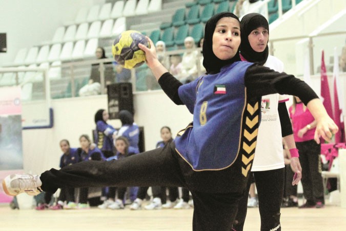 اللاعبة نوف العنزي تصوب على مرمى الامارات