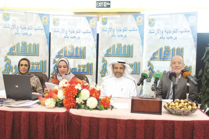د عبدالله العازمي مع الحضور في اللقاء التنويري﻿