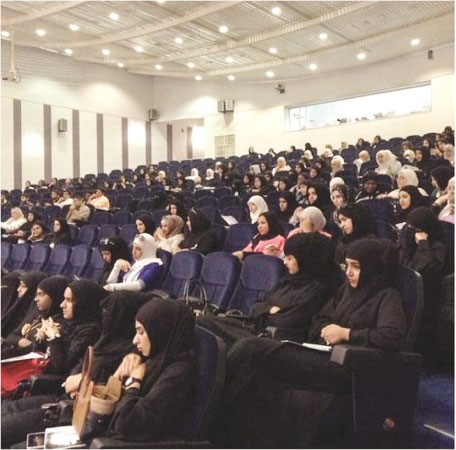 الطلبة الحضور في اللقاء التنويري﻿