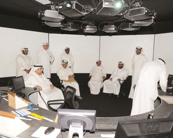 ابراهيم الغانم خلال زيارته لمعهد الاتصالات﻿