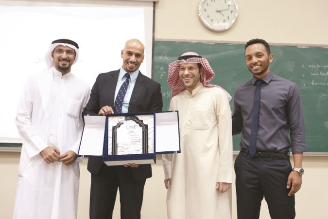 دماجد مجيد واعضاء الجمعية خلال تكريم دمساعد الناصر﻿