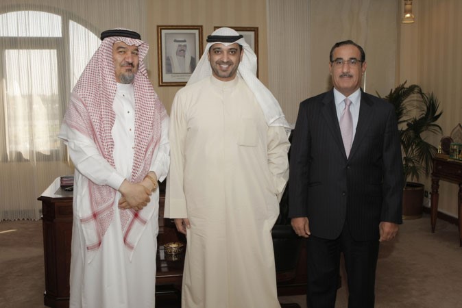 الشيخ محمد العبدالله متوسطا د توفيق خوجه ود قيس الدويري