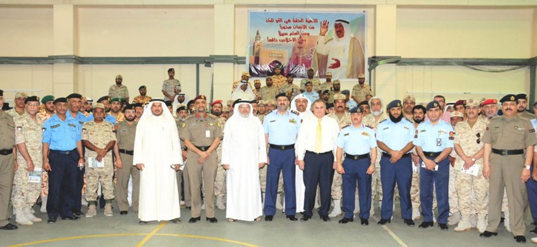 العميد الركن عبدالعزيز الريس متوسطا المشاركين في اللقاء
