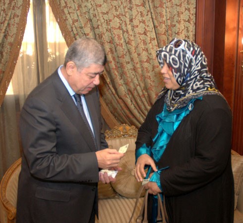 الوزير اللواء محمد ابراهيم متحدثا للزميلة هناء السيد