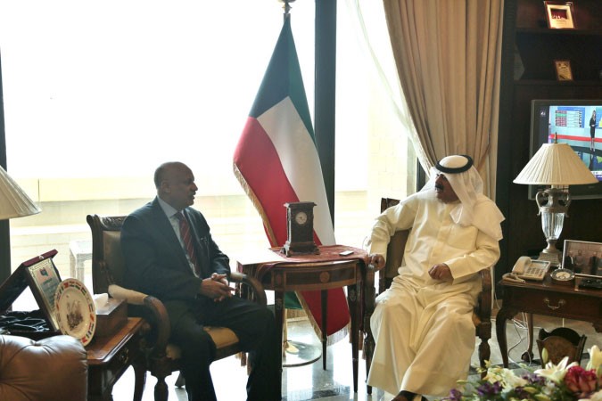  خالد الجارالله مستقبلا السفير عبدالكريم سليمان ﻿