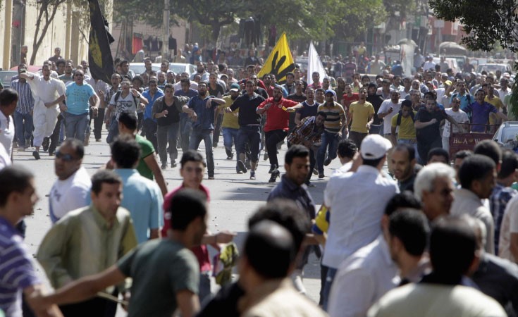 جانب من الاشتباكات بين المؤيدين والمعارضين في القاهرة امس رويترز