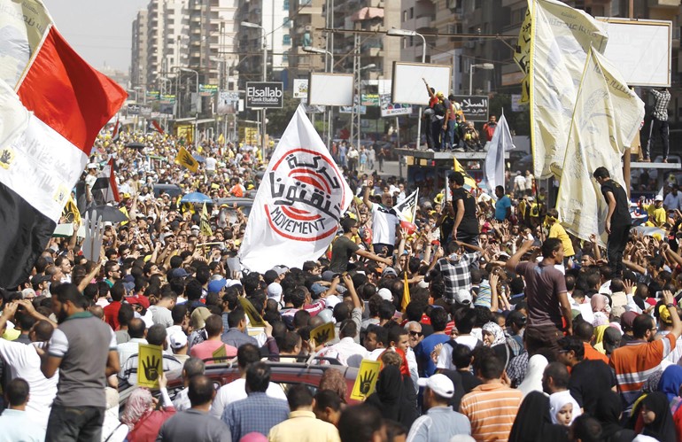 انصار الرئيس المصري المعزول محمد مرسي يتظاهرون في جمعة القاهرة عاصمة الثورة في رابعة العدوية امسرويترز