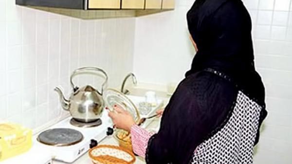 بالفيديو..  عائلة سعودية تتكفل بعلاج خادمتها الاندونيسية المريضة بالسرطان