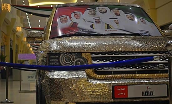 بالصور...شركة متخصصة في تغطية السيارات بالعملات اللامعة!!