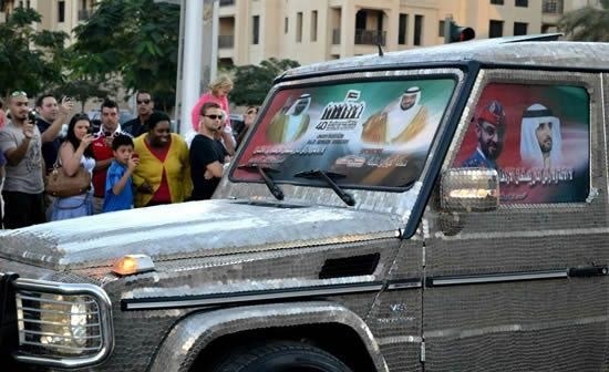 بالصور...شركة متخصصة في تغطية السيارات بالعملات اللامعة!!