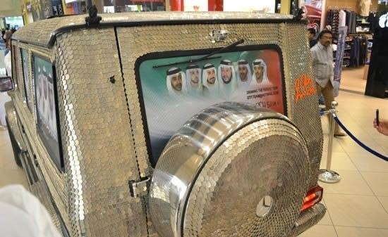 بالصور...شركة متخصصة في تغطية السيارات بالعملات اللامعة!!