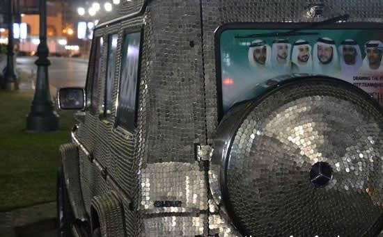 بالصور...شركة متخصصة في تغطية السيارات بالعملات اللامعة!!