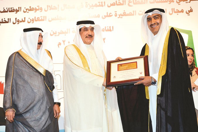 عماد العبلاني يتسلم الجائزة من جميل بن محمد علي حميدان و د عبدالله الهاشم﻿