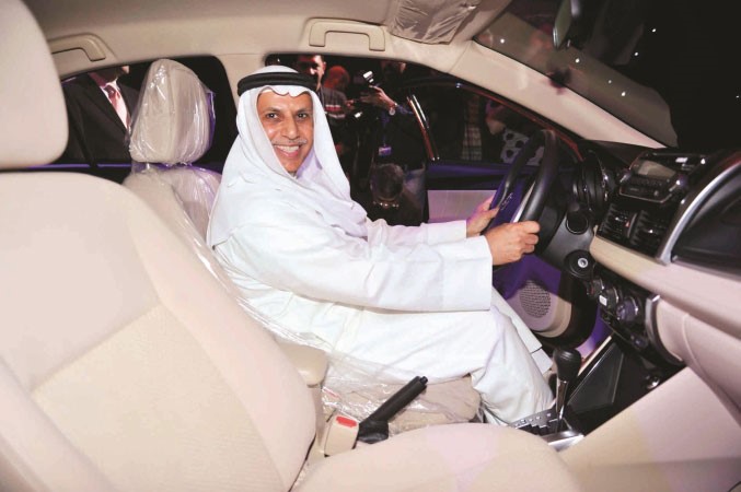 مبارك ناصر الساير داخل السيارة الجديدة