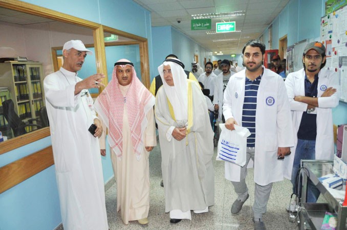 ابراهيم البغلي وعلي حسن خلال جولة باحد المستشفيات