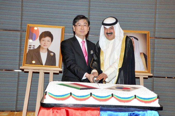 وكيل الخارجية خالد الجارالله مشاركا السفير كيم كيونج سيك قطع كعكة الاحتفال