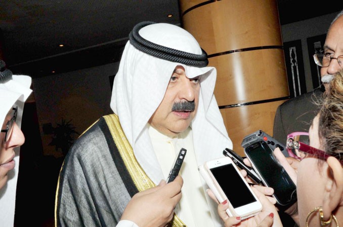 السفير خالد الجارالله متحدثا الى الصحافيين