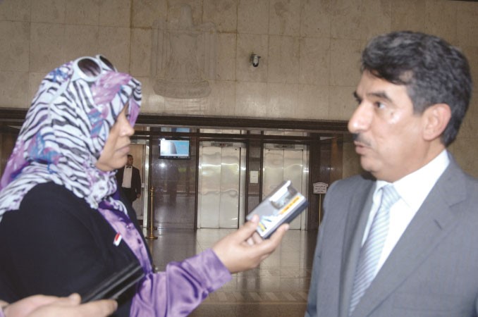 السفير الزمانان متحدثا للزميلة هناء السيد	ناصر عبد السيد﻿