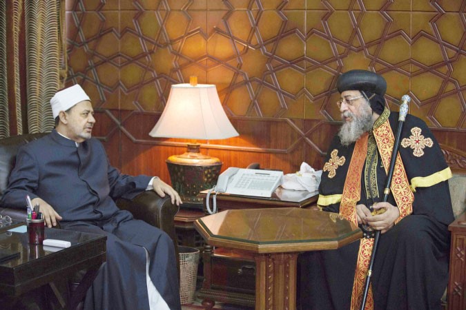 شيخ الازهر داحمد الطيب يتحدث الى البابا تواضروس الثاني بابا الاسكندرية وبطريرك الكرازة المرقسية خلال لقائهما بمشيخة الازهرامس اپ