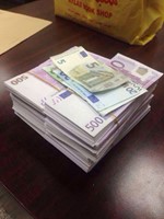 الـ500 الف يورو بعد ضبطها في مطار الكويت الدولي﻿