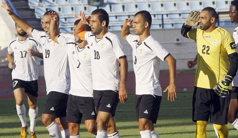 مهاجم العهد عباس عطوي اونيغا يحتفل مع زملائه بعد تسجيله الهدف الثالث
