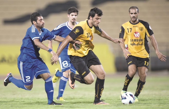 مهاجم الاصفر عمر السومة يتجاوز مدافع الشباب الازرقكوم
