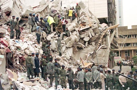 صورة ارشيفية لحطام مبنى امام السفارة الاميركية في نيروبي عام 1998 والذي تقول واشنطن ان ابو انس متورط فيه رويترز