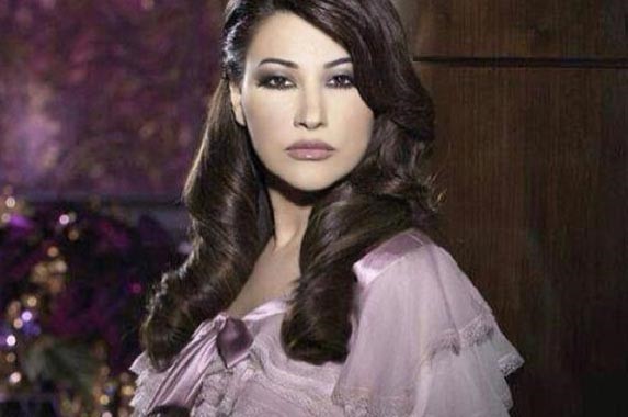بالصور.. خمس تسريحات لنجوى كرم .. اختر اجملها وشاركنا رأيك