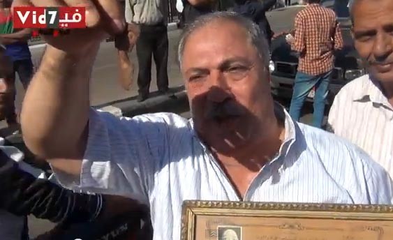 بالفيديو.. أحد أبطال حرب أكتوبر يعرض «أذن» جندى إسرائيلي فى التحرير
