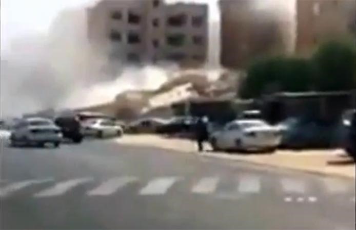 بالفيديو ..انهيار مبنى في الجابرية  بعد خطأ فني.. والاشتباه بوجود شخص تحت الانقاض