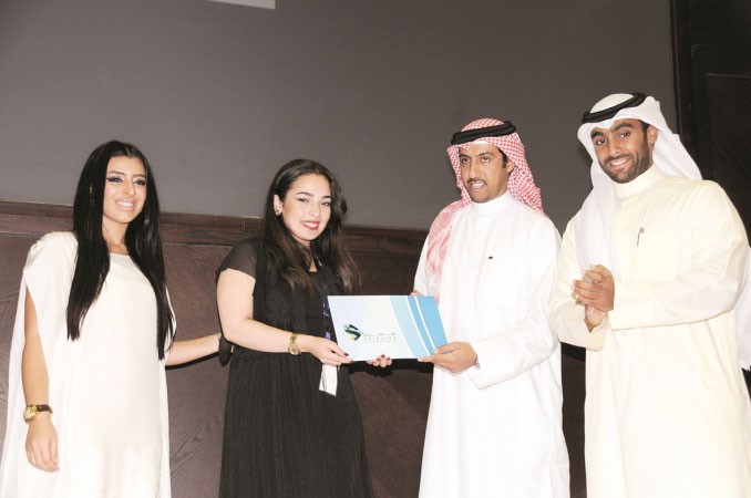 تكريم احدى المشاركات ﻿