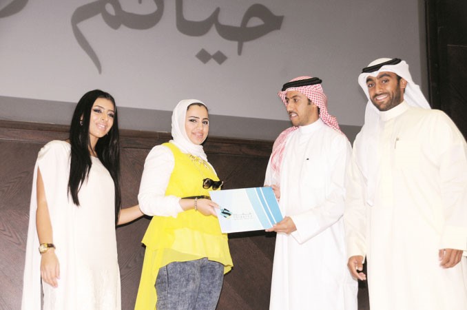 الحصينان مكرما احدى المشاركات في البرنامج بحضور الوزان والناصر﻿